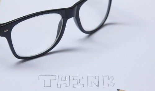 戴隱形眼鏡與普通眼鏡的利弊分析及對(duì)辦公用品的適配考量